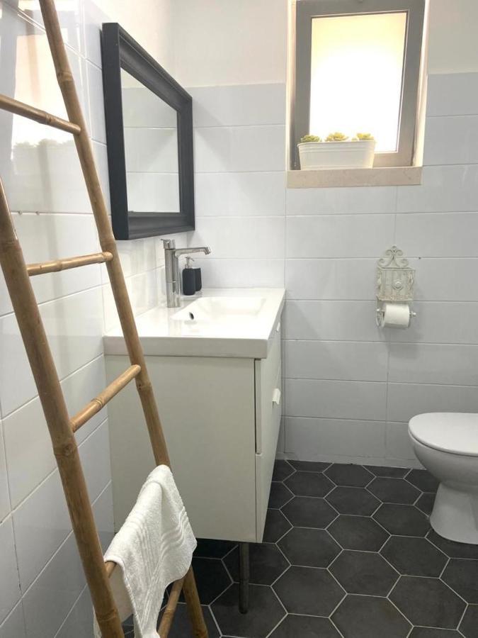 אירוח השקד - 10דק' משדה התעופה Lägenhet Giv'at Koach Exteriör bild